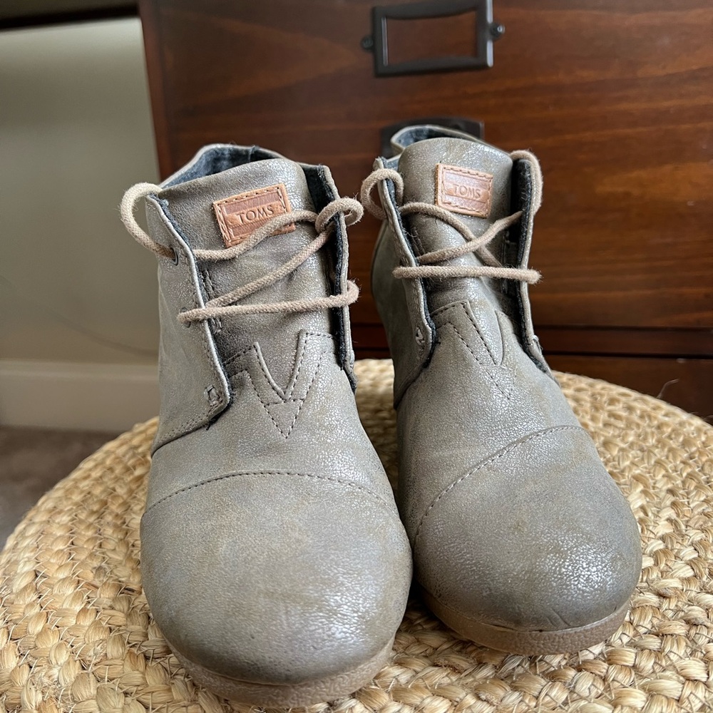 Toms wedge booties size 9